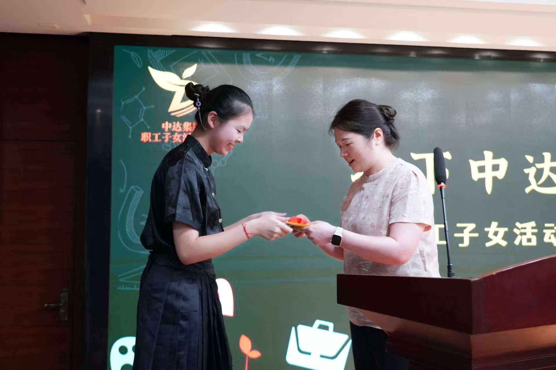 1760516412446856.jpg 暑托班结业仪式第二期6.jpg